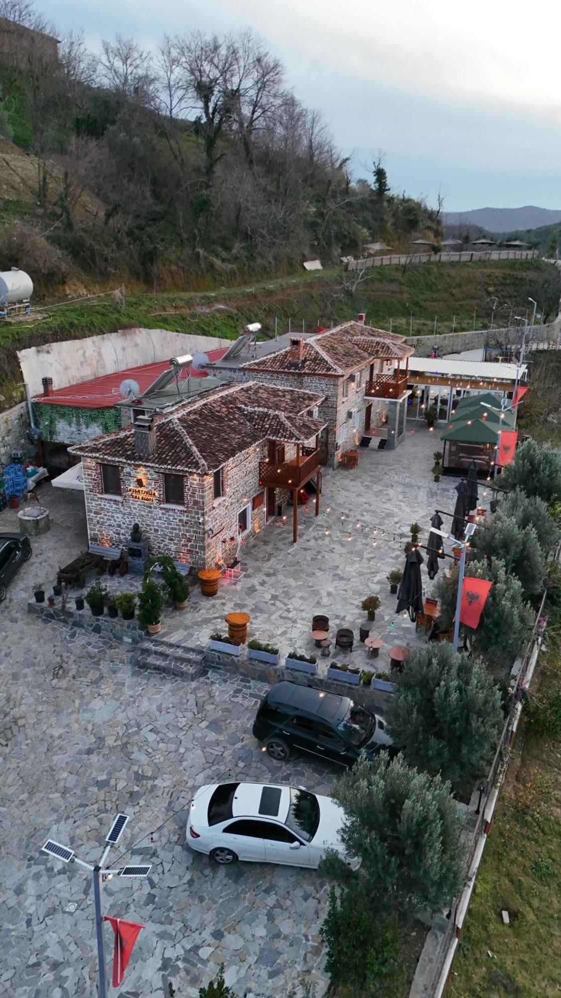Keshtjella Xhabeqos Otel Ljaknasi Dış mekan fotoğraf