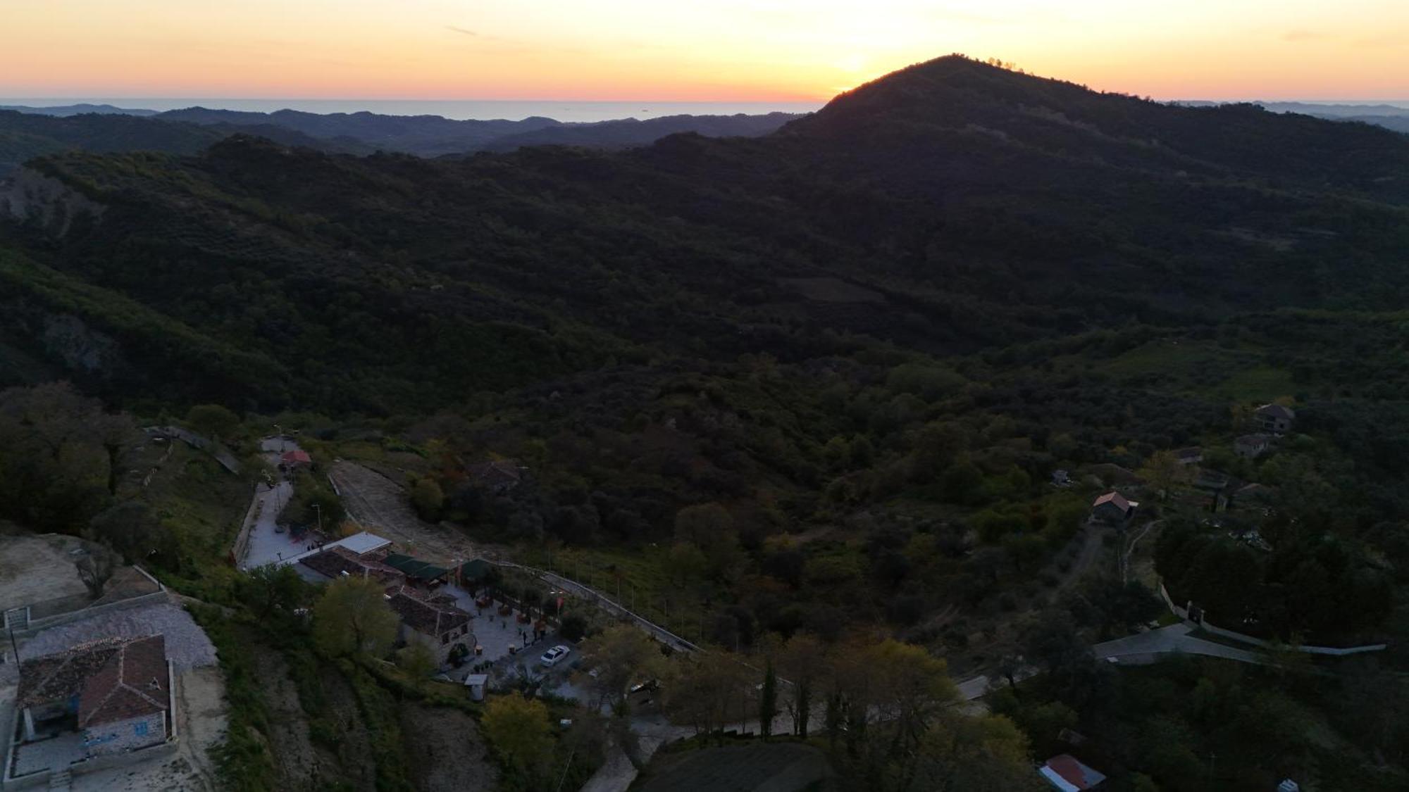 Keshtjella Xhabeqos Otel Ljaknasi Dış mekan fotoğraf